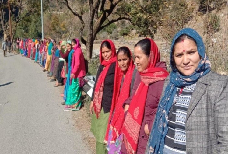 उत्तराखंड : 7000 से अधिक ग्रामीणों ने बनाई 19 किमी लंबी मानव श्रृंखला 70 गांवों के , अनोखा विरोध-प्रदर्शन