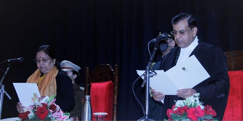 राज्यपाल श्रीमती बेबी रानी मौर्य ने नवनियुक्त मुख्य न्यायाधीश श्री जस्टिस आरएस चौहान को पद की शपथ दिलायी।