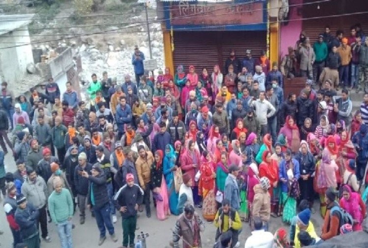 उत्तराखंड : 7000 से अधिक ग्रामीणों ने बनाई 19 किमी लंबी मानव श्रृंखला 70 गांवों के , अनोखा विरोध-प्रदर्शन