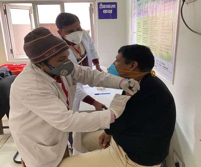 Uttarakhand: ऋषिकेश में चतुर्थ श्रेणी कर्मी को लगा पहला टीका, कोरोना से जंग को शुरू हुआ महाअभियान