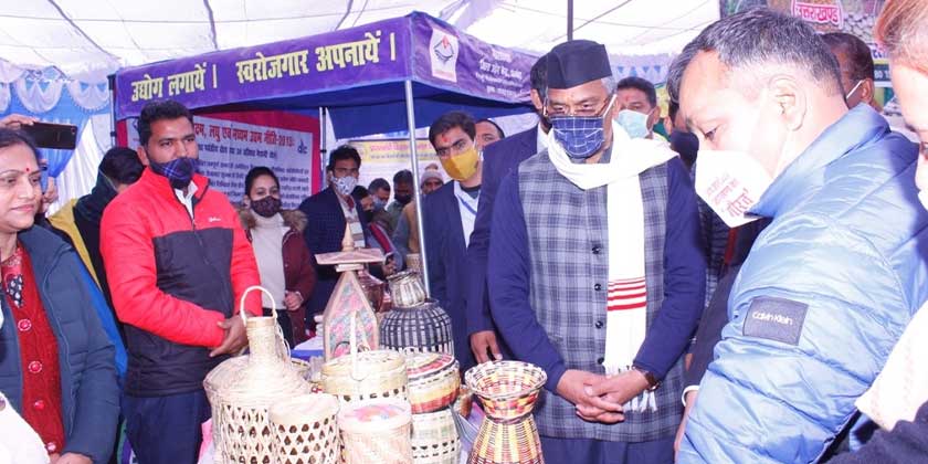मुख्यमंत्री श्री त्रिवेन्द्र सिंह रावत ने गुरुवार को सर्किट हाउस में पारम्परिक एैंपण कला से जुड़ी बेटियों से संवाद