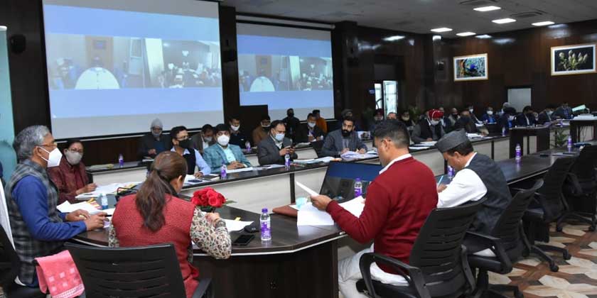 मुख्यमंत्री श्री त्रिवेन्द्र सिंह रावत ने अल्मोड़ा एवं नैनीताल जनपद की सीएम घोषणाओं की समीक्षा की।