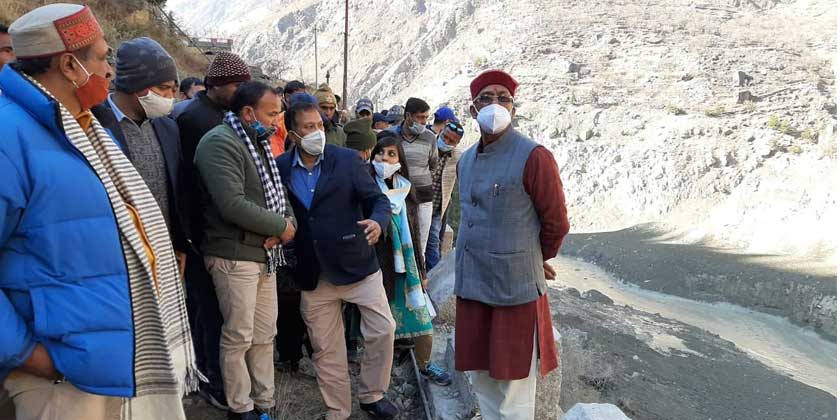 जोशीमठ के रैणी क्षेत्र में आपदा ग्रस्त क्षेत्र का मुख्यमंत्री ने किया स्थलीय निरीक्षण