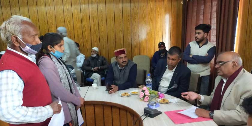 उत्तराखंड अल्पसंख्यक आयोग के अध्यक्ष डॉ० आर०के० जैन (मंत्री स्तर) ने विभागीय अधिकारियों की बैठक ली