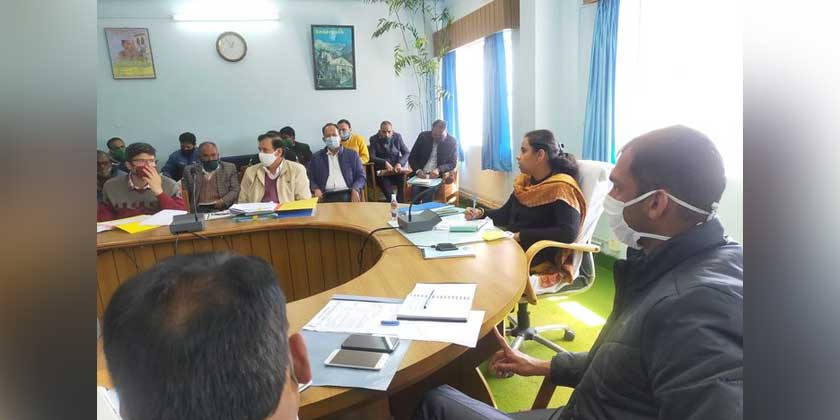 जिलाधिकारी इवा आशीष श्रीवास्तव की अध्यक्षता में मासिक स्टाफ बैठक सम्पन्न हुई
