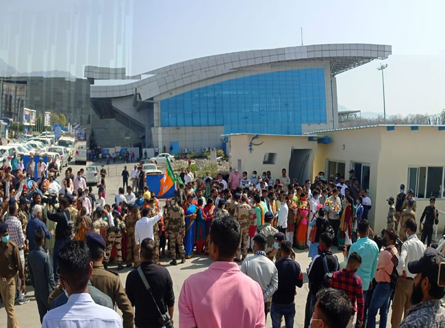 उत्तराखंड : उत्तराखंड के सीएम त्रिवेंद्र सिंह रावत दिल्ली से दून पहुंचे , कार्यकर्ताओं ने किया स्वागत एयरपोर्ट पर