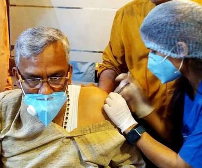 उत्तराखंड : सीएमआइ अस्पताल में लगवाई कोविड वैक्सीन पूर्व मुख्यमंत्री त्रिवेंद्र सिंह रावत ने