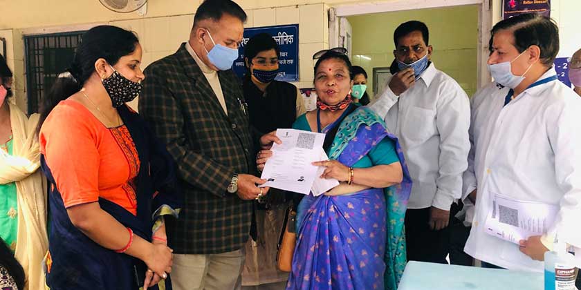 छावनी अस्पताल में कोविड टीकाकरण का शुभारम्भ करते कैबिनेट मंत्री गणेश जोशी।