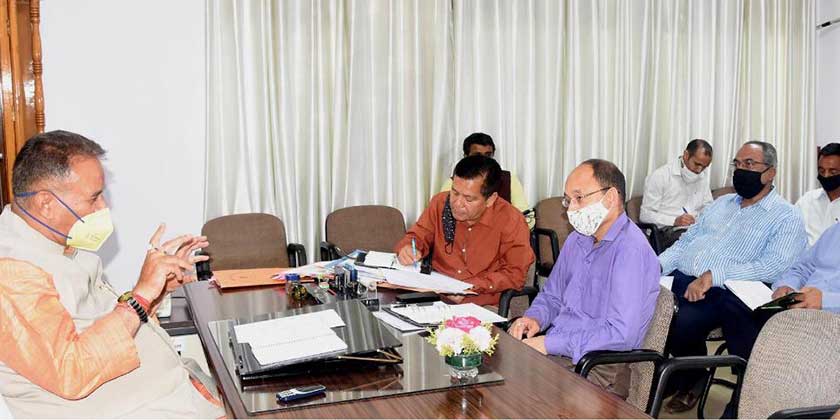 कैबिनेट मंत्री ने गणेश जोशी सम्बन्धित विभागीय अधिकारियों के साथ समीक्षा बैठक की