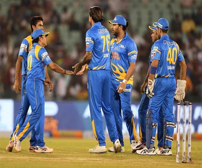 भारत ने सचिन तेंदुलकर की कप्तानी में श्रीलंका को हराकर रोड सेफ्टी वर्ल्ड सीरीज़ टी 20 का खिताब जीता