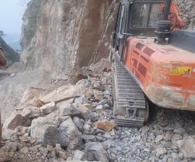 उत्‍तराखंड : बद्रीनाथ रोड पर तोताघाटी में वाहनों की आवाजाही 31 मार्च तक रुकी