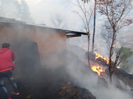 उत्तराखंड : जंगल की आग से ४ गौशाला जलकर राख हो गई
