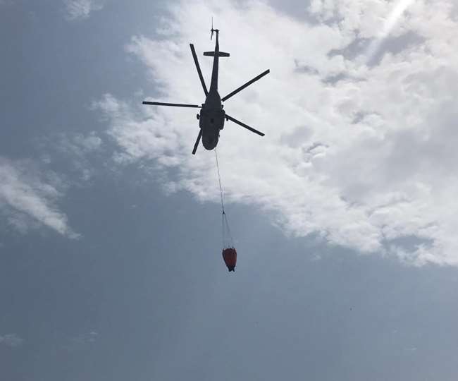 उत्तराखंड : वायु सेना के हेलीकॉप्टर ने उत्तराखंड में जंगलों में लगी आग को बुझाने का अभियान शुरू किया