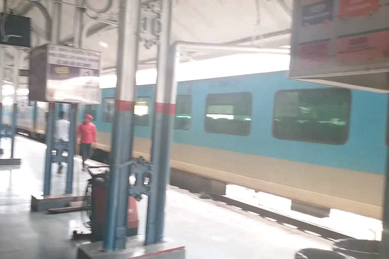 उत्तराखंड : मुरादाबाद मंडल रेलवे ने 12 ट्रेनों के संचालन पर रोक लगाई, जानिए वजह