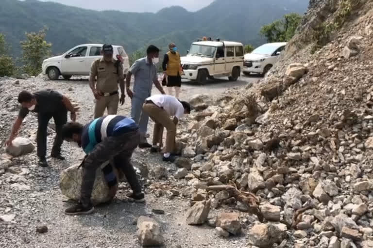 उत्तराखंड : कैबिनेट मंत्री गणेश जोशी भूस्खलन में फंसे , फिर स्टाफ ने क्लियर किया रास्ता