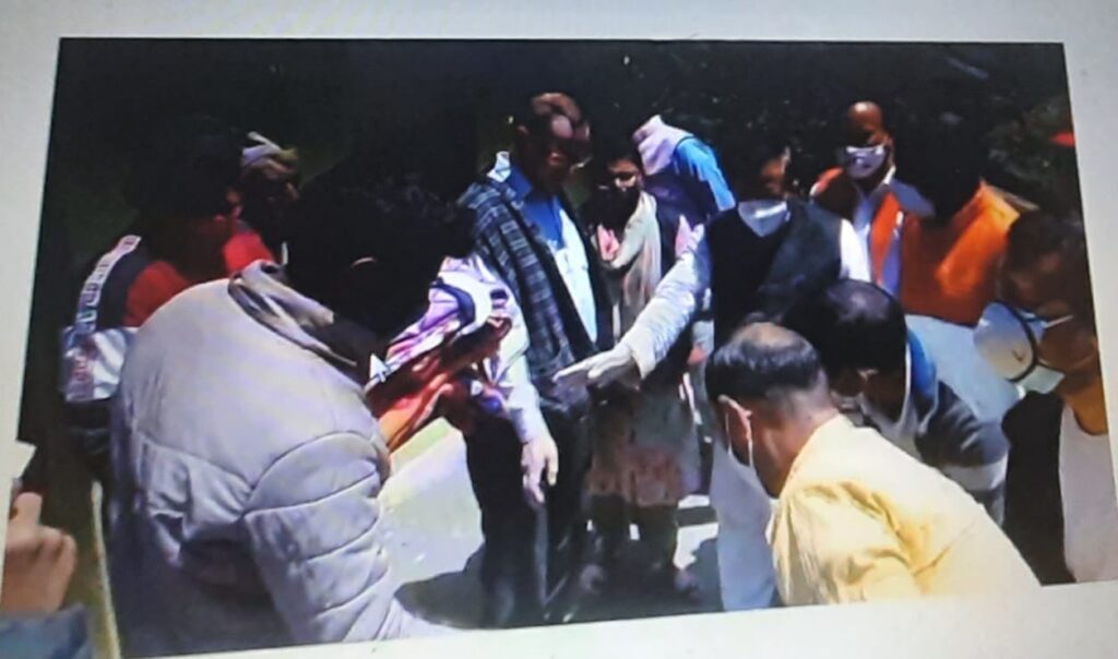 उत्तराखंड : आपदा पीड़ितों की मदद करती भाजपा टीम