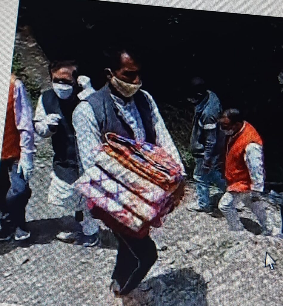 उत्तराखंड : आपदा पीड़ितों की मदद करती भाजपा टीम