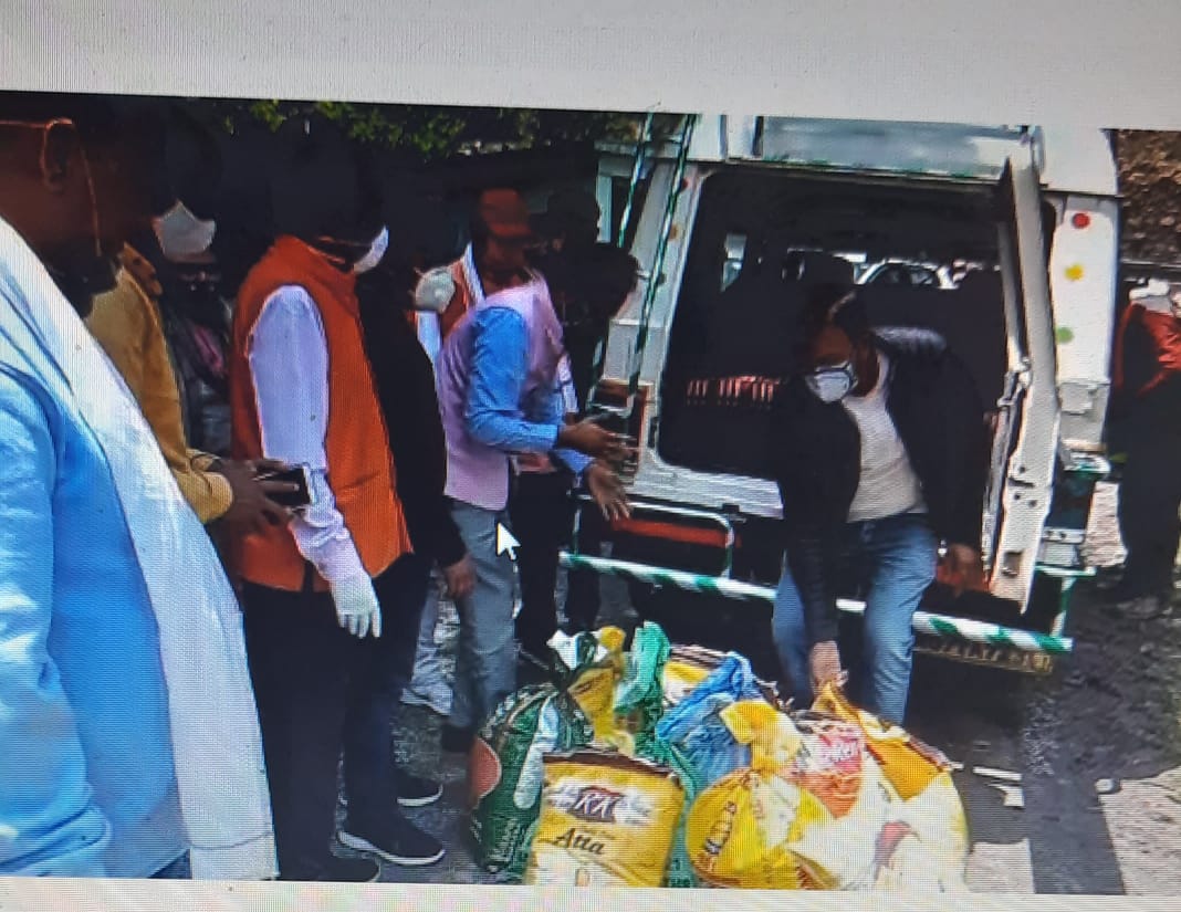उत्तराखंड : आपदा पीड़ितों की मदद करती भाजपा टीम