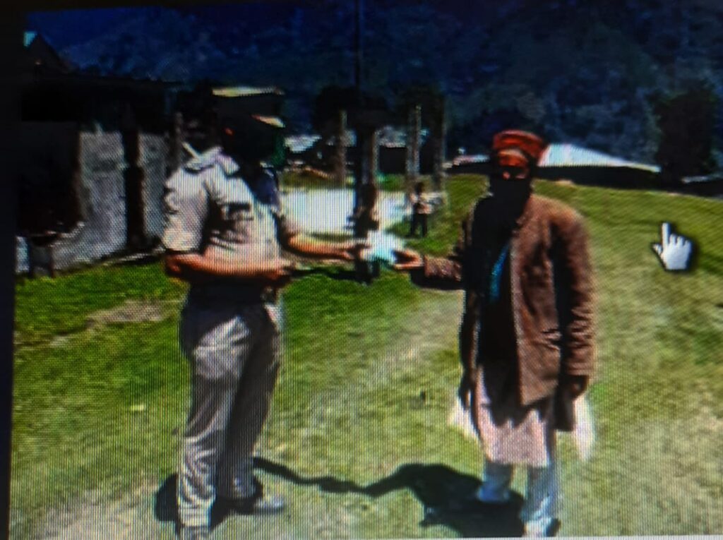 उत्तराखंड : मोरी पुलिस द्वारा गोद लिए गांव मे जाकर लोगो को कोरोना के प्रति किया गया जागरूक