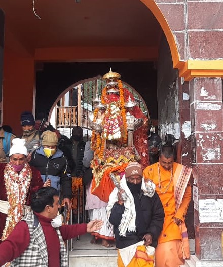 उत्तराखंड : अभिजीत मुहूर्त में विधि-विधान से खोले गए गंगोत्री धाम के कपाट