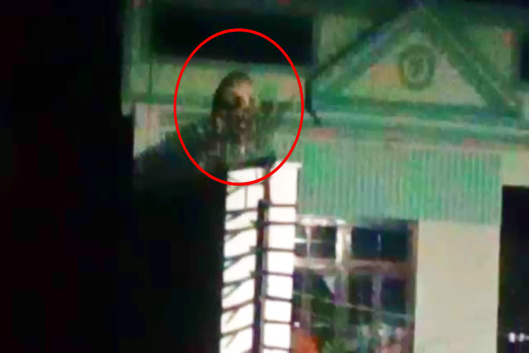 उत्तराखंड हरिद्वार : गुलदार चढ़ा घर की छत पर , लोग दहशत में