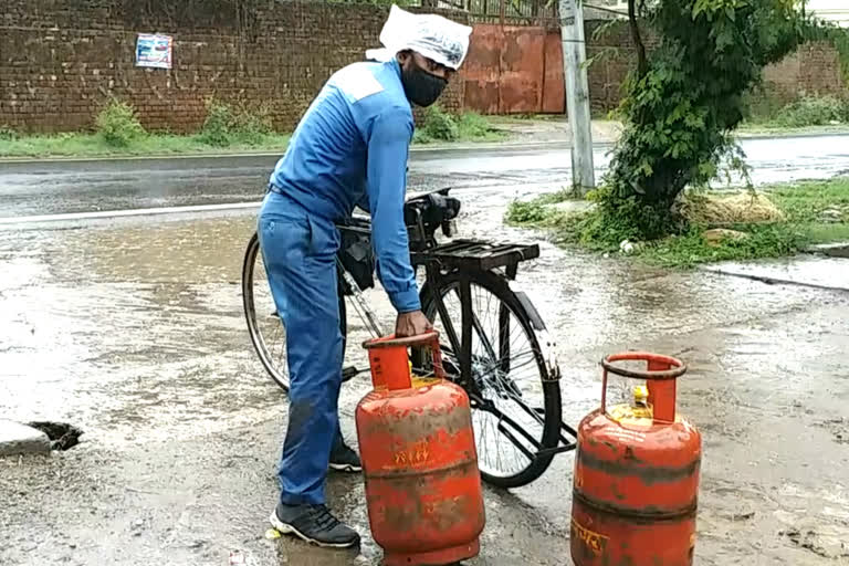 उत्तराखंड देहरादून : गैस एजेंसी के कर्मचारियों ने सरकार से की टीकाकरण की अपील