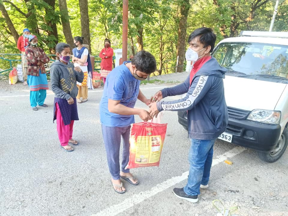 उत्तराखंड , पंकज खत्री ने मसूरी के ज़रूरतमंद लोगों को राशन वितरण किया।