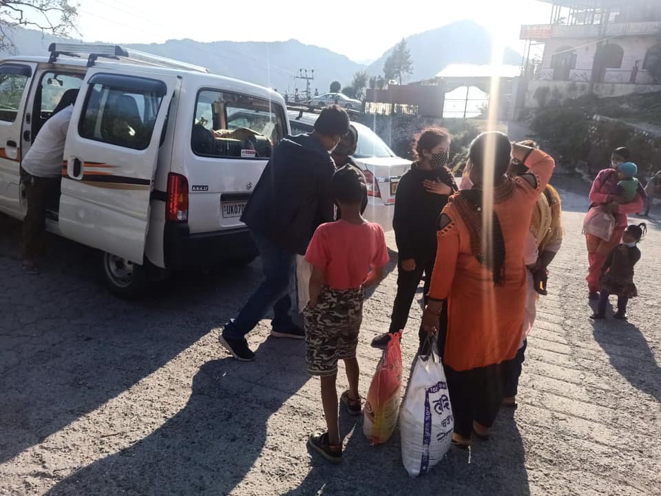 उत्तराखंड , पंकज खत्री ने मसूरी के ज़रूरतमंद लोगों को राशन वितरण किया।