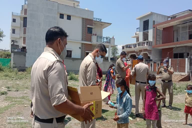 उत्तराखंड : जरूरतमंद लोगों की मदद कर रही है देहरादून पुलिस
