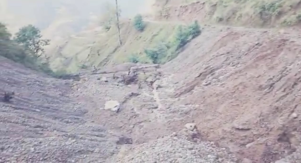 उत्तराखंड : कफुल्लटा में ग्रामीणों ने की गदेरे को खोलने की मांग, यहां है मलबे से बनी झील