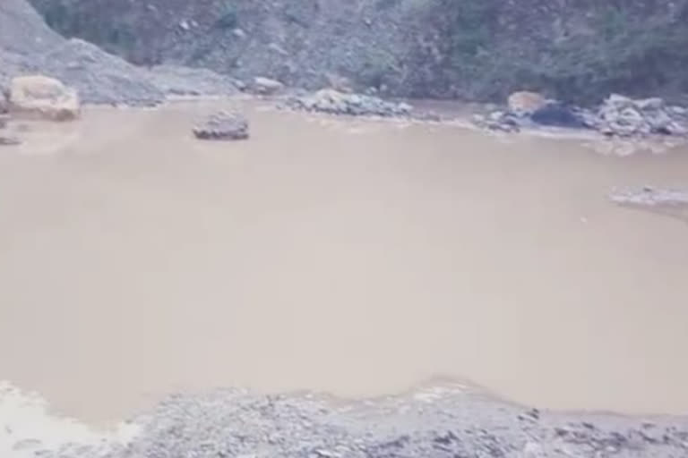 उत्तराखंड : कफुल्लटा में ग्रामीणों ने की गदेरे को खोलने की मांग, यहां है मलबे से बनी झील