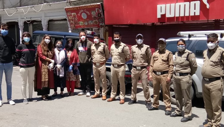 उत्तराखंड : सामाजिक संस्था मातृशक्ति ने मसूरी में उत्तराखंड पुलिस हौसला मिशन के तहत गरीबों को बांटा राशन