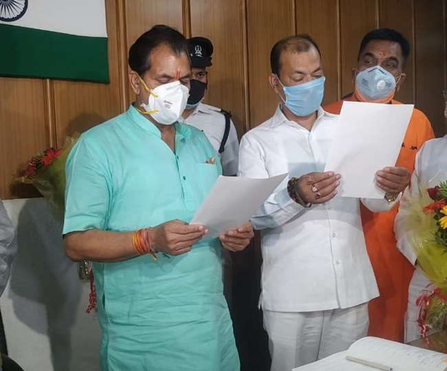 उत्तराखंड : सल्ट सीट पर उपचुनाव में जीत हासिल करने वाले बीजेपी के महेश जीना ने ली पद और गोपनीयता की शपथ