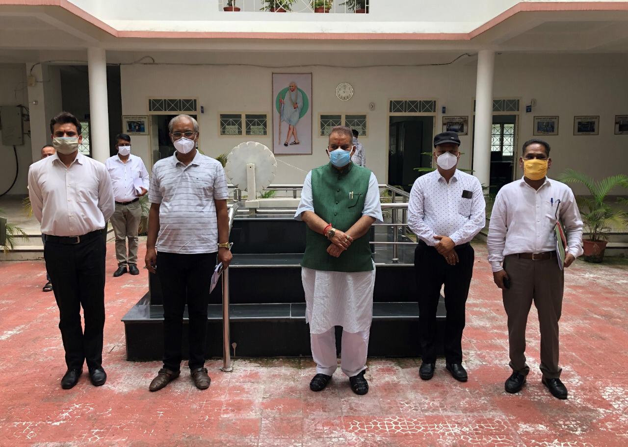 खादी एंव ग्रामोद्योग मंत्री गणेश जोशी पहुंचे बोर्ड मुख्यालय, समीक्षा बैठक कर जाना बोर्ड का हाल।