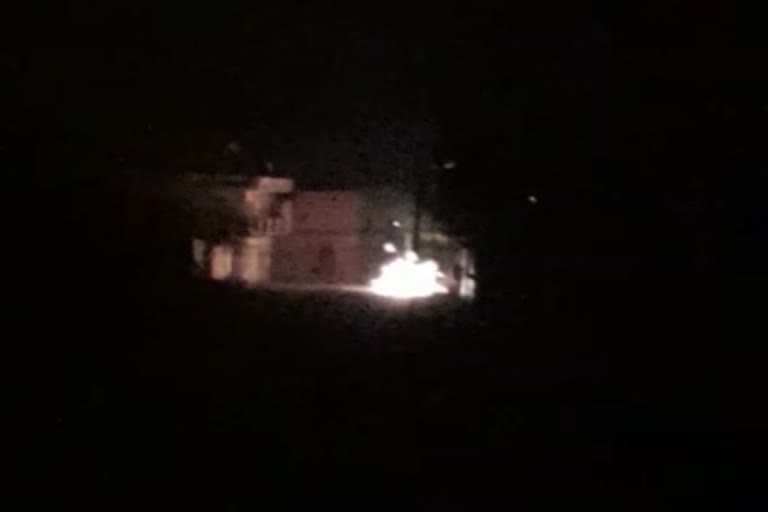 उत्तराखंड : मुबारकपुर गांव में ट्रांसफार्मर का लोड बढ़ने से उससे निकले बिजली के तारों में आग लग गई , एक के बाद एक पांच धमाके