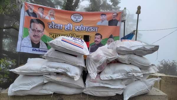 काबीना मंत्री गणेश जोशी ने मसूरी में 400 से ज्‍यादा परिवार को राशन वितरित किया