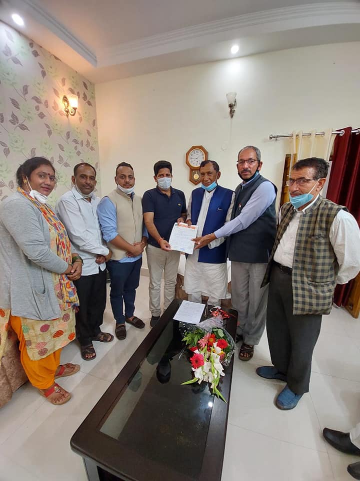 उत्तराखंड : राजेश नौटियाल के नेतृत्व में माननीय मंत्री पेयजल श्री बिशन सिंह चुफाल जी से उनके आवास पर प्रतिनिधिमंडल के साथ मुलाकात की