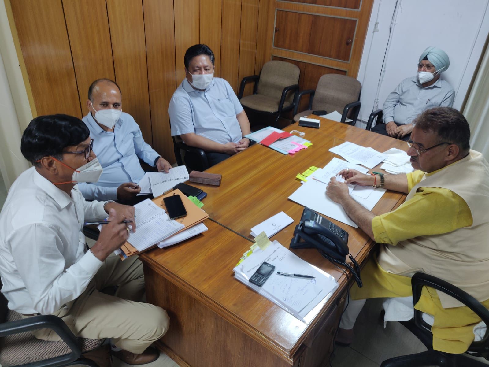 उत्तराखंड : सैनिक कल्याण विभाग के अधिकारीयों की बैठक लेते सैनिक कल्याण मंत्री गणेश जोशी