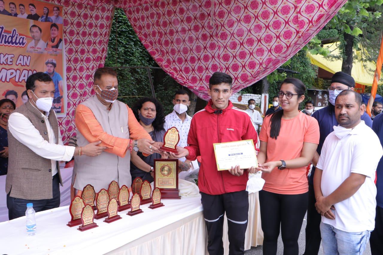 उत्तराखंड : भाजपा युवा मोर्चा द्वारा आयोजित चीयर्स फॉर इंडिया कार्यक्रम में प्रतिभाग करते कैबिनेट मंत्री गणेश जोशी