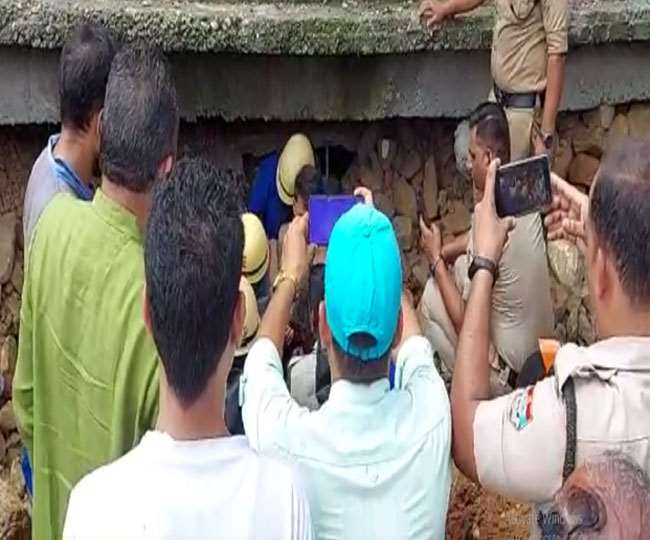 उत्‍तराखंड विकासनगर : सहसपुर में जमीन में धंसा घर, भाई की मौत , बहन को बचाया