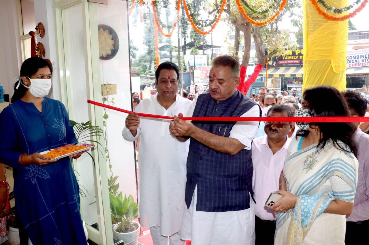 उत्तराखंड : देहरादून में पटेल नगर स्थित जिला उद्योग केन्द्र परिसर में उद्योग मंत्री गणेश जोशी ने किया हिमाद्री इम्पोरियम का उद्घाटन तथा उत्तराखंड राज्य शिल्प रत्न पुरस्कार का किया वितरण