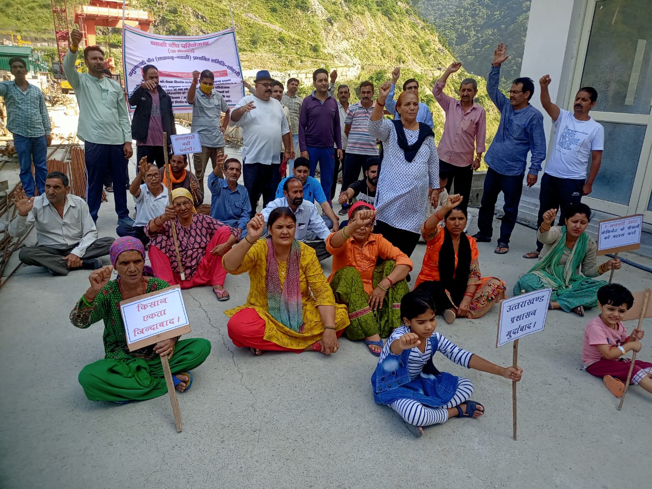      उत्तराखंड : वर्तमान प्रदेश सरकार का लोहारी के ग्रामीणों के प्रति उदासीन तथा निरंकुश रवैया समझ से बिल्कुल परे है