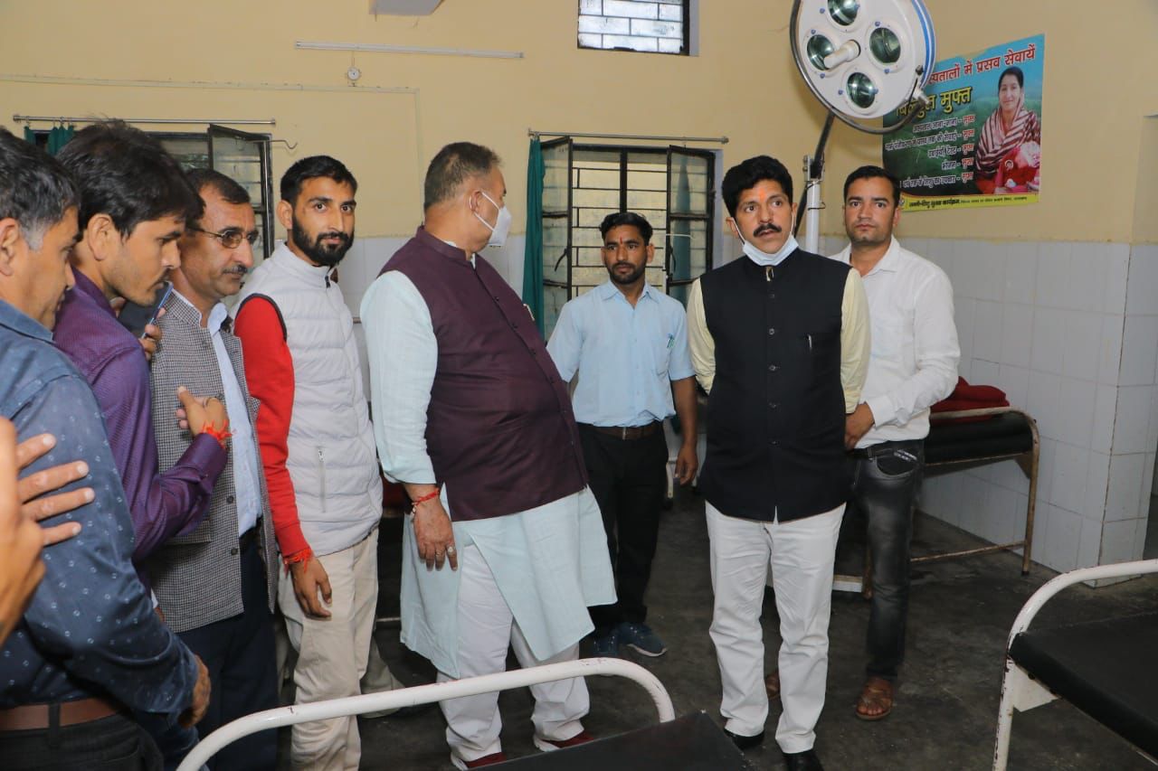 कैबिनेट मंत्री गणेश जोशी ने किया प्रार्थमिक स्वास्थ्य केंद्र नैनबाग का औचक निरीक्षण।