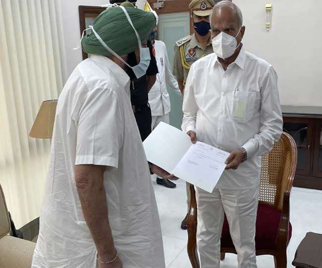 ब्रेकिंग न्यूज़ पंजाब में राजनीतिक संकट: मुख्यमंत्री पद से कैप्टन अमरिंदर सिंह ने दिया इस्तीफा