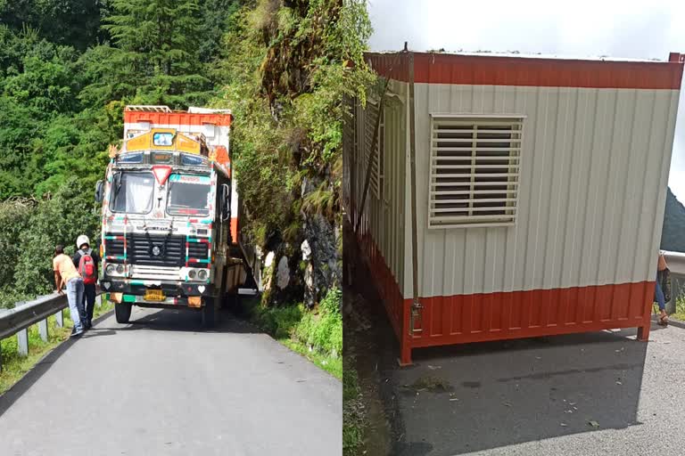 उत्तराखंड मसूरी ब्रेकिंग न्यूज़ : कंटेनर पलटा मसूरी-टिहरी बाइपास पर , सड़क बंद होने से लोग परेशान
