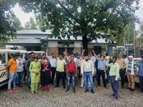 उत्तराखंड विकासनगर न्यूज़ : संघर्ष मोर्चा के आंदोलन के क्रम में सभी अनुरक्षण एवं कार्यालय कर्मियों ने टूल और कलम नीचे रखकर कार्य का बहिष्कार किया