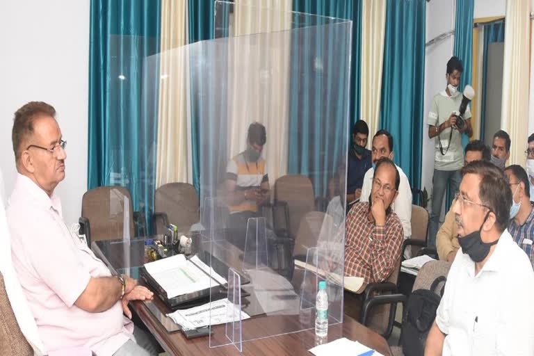उत्‍तराखंड मसूरी : कैबिनेट मंत्री गणेश जोशी ने पेयजल निगम और जल सस्थान के अधिकारियों के साथ पेयजल से संबंधित समीक्षा बैठक की