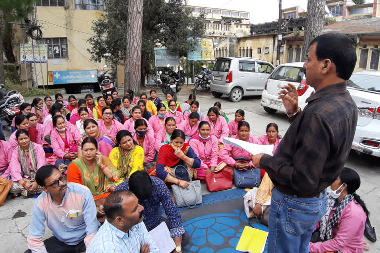 उत्तराखंड टिहरी न्यूज़ : लाला बने सरकार के विधायक, झूठे वादे करने वाले नेताओं को जूते मारो : धन्नै