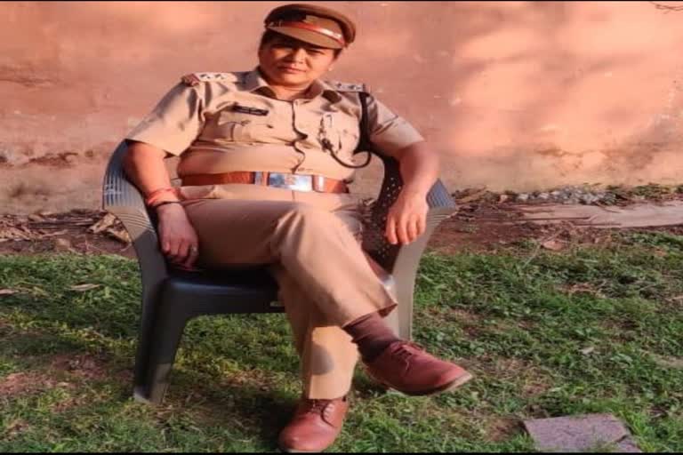 उत्तराखंड देहरादून न्यूज़ : अपने बेटे के साथ हुई मारपीट की रिपोर्ट दर्ज कराने के लिए चौकी व थानों का चक्कर लगा रही है वन दारोगा