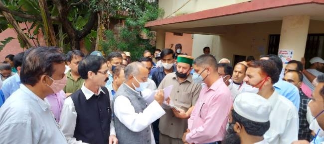 उत्तराखंड विकासनगर न्यूज़ : बिजली समस्या का समाधान नहीं होने पर तालाबंदी की चेतावनी